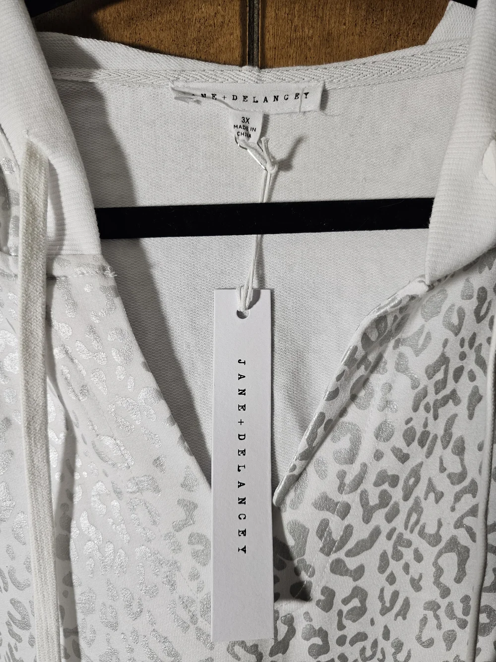 NWT Jane and Delancey White Leopard Print Hooded Short-Sleeve Sweatshirt - Picture 4 of 4